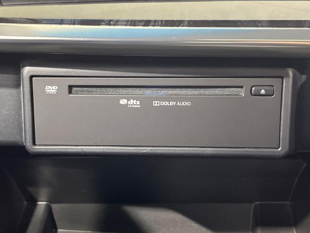 【CD/DVDデッキ】オプションのCD/DVDデッキを搭載。ディスプレイオーディオでエンタメをお楽しみいただけます。