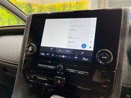 【純正9.8型ディスプレイオーディオ】視認性が高いディスプレイ付きオーディオを装備♪操作性も良好で直感的なソース選択が可能です。