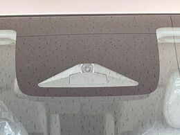 【ホンダセンシング】走行中に前方の車両等を認識し、衝突しそうな時は警報とブレーキで衝突回避と被害軽減をアシスト。より安全にドライブをお楽しみいただけます。