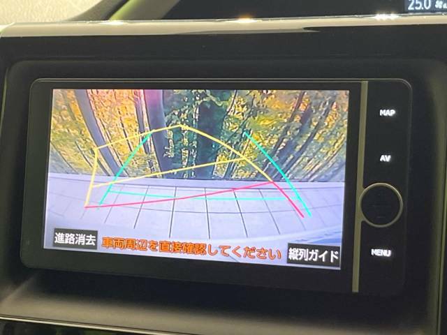 【バックカメラ】駐車時に後方がリアルタイム映像で確認できます。大型商業施設や立体駐車場での駐車時や、夜間のバック時に大活躍！運転スキルに関わらず、今や必須となった装備のひとつです！