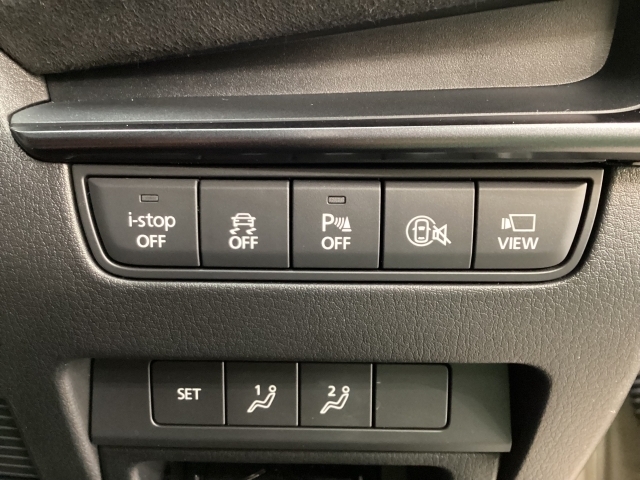 安全装置のスイッチは運転席パネル右下に集約されています。任意で切り替え可能なため状況に合わせてお使いください。