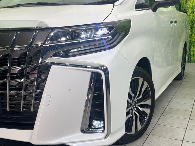 【LEDヘッドライト】悪天候や夜間走行時も良好な視界を確保し安心して運転できる高輝度LEDヘッドライトを装備！点灯速度が早く、消費電力も抑えられています。