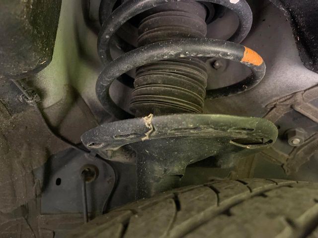 お車を安心してお乗りいただく為には、足回りの定期点検が欠かせません。サービスサポート（有償保証）では無料点検もご提供しており、安心のカーライフをお過ごしいただけるサポート体制が整っています。