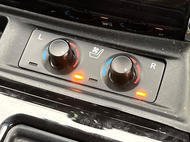 【シートベンチレーション】夏場は涼しい風でお尻や背中の熱やムレを防ぎ、冬はエアコンよりも早く温まってポカポカに！季節を問わず快適に過ごせます。