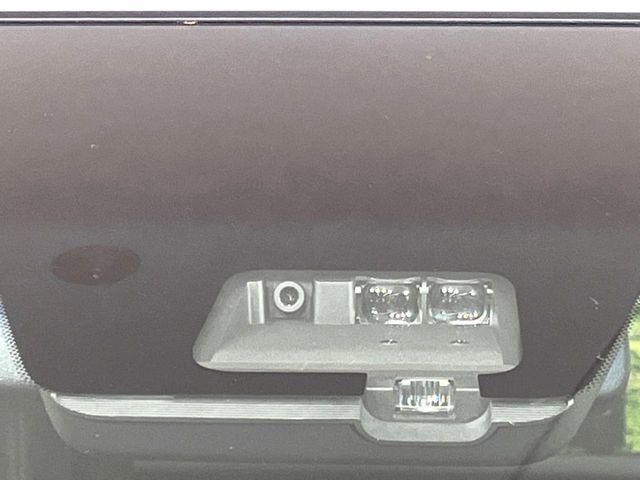 【三菱e-Assist】走行中に前方の車両等を認識し、衝突しそうな時は警報とブレーキで衝突回避と被害軽減をアシスト。より安全にドライブをお楽しみいただけます。