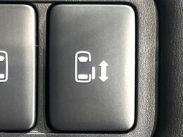 【両側パワースライドドア】スマートキーや運転席のスイッチで後席両側スライドドアの開閉が可能♪電動だから力を入れてドアを開ける必要が無く、小さなお子様でも簡単に開け閉めでき快適です♪