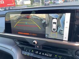 【パノラミックビューモニター】クルマを真上から見下ろした視点で駐車をサポートします！クルマの斜め後ろや真横など、いち早く障害物に気が付くことができます。