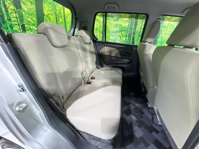 後部座席も気になるようなキズ・汚れやへたり等、大きなダメージはなく、良好な状態です。