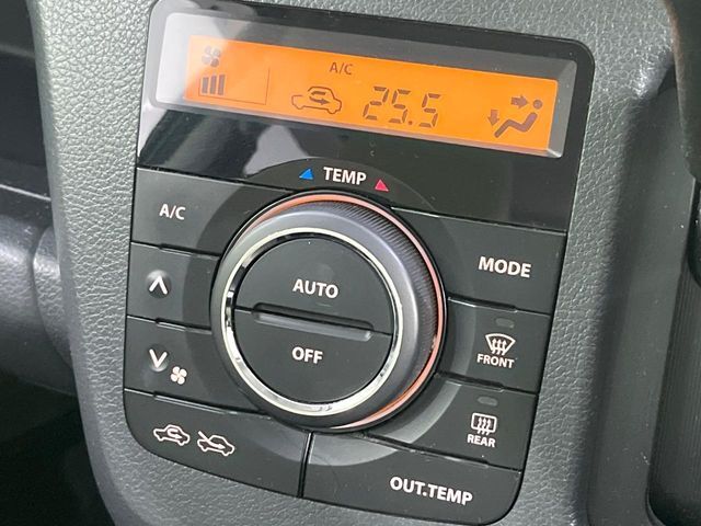 【オートエアコン】一度お好みの温度に設定すれば、車内の温度を検知し風量や温度を自動で調整。暑い…寒い…と何度もスイッチ操作をする必要はありません。快適な車内空間には必須の機能ですね♪
