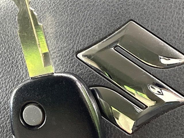 【キーレス】少し離れた場所からでもボタン一つでドアの開錠・施錠ができるのでとっても便利！ドアの鍵穴周りに傷をつけることもありません♪