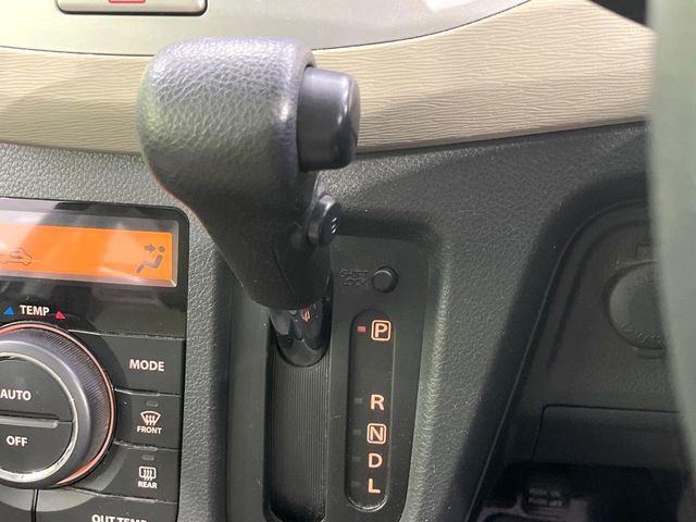 インパネシフトならハンドルからの移動距離が短く操作もスムーズ！また、足元が広くなりすっきりしますので、大柄な方でも快適にお過ごしいただけます。