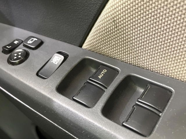 【電動格納ミラー】サイドミラーは電動格納式となっており、狭い駐車場でもキズがつくリスクを抑えられます。