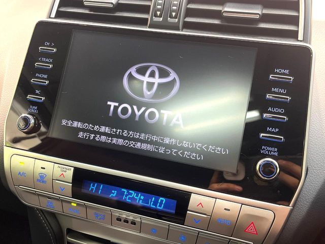 【純正ナビ】人気の純正ナビを装備しております。ナビの使いやすさはもちろん、オーディオ機能も充実！キャンプや旅行はもちろん、通勤や買い物など普段のドライブも楽しくなるはず♪