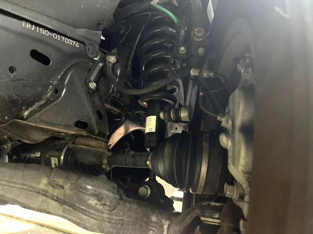 お車を安心してお乗りいただく為には、足回りの定期点検が欠かせません。サービスサポート（有償保証）では無料点検もご提供しており、安心のカーライフをお過ごしいただけるサポート体制が整っています。