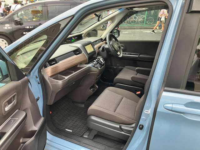 《ご納車はクリーニング＆コーティング付！》「中古車だからなぁ・・・」そんなことありません！ご納車前に必ず車内クリーニング・外装コーティングを施し、キレイな状態であなたのもとにお届けいたします！