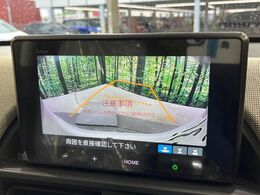 【バックカメラ】駐車時に後方がリアルタイム映像で確認できます。大型商業施設や立体駐車場での駐車時や、夜間のバック時に大活躍！運転スキルに関わらず、今や必須となった装備のひとつです！