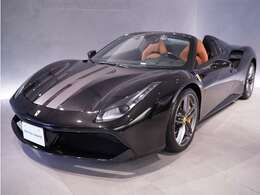 488 。このモデル名は、ヒストリック・フェラーリの命名法に立ち返り、ネーミングされました。つまり、「488」は、搭載するエンジンの1気筒あたりの排気量となります。