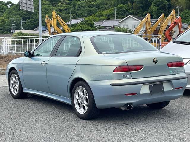 当時オプションで27万円ほどした「ヌヴォラブルー」のボディカラーの存在感はさすがです。156はデザイン、走りや楽しさでのパフォーマンス面では非常に優れており「アルファの魅力」が沢山詰まったモデル♪