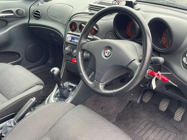 当時156は世界に通用するミドルクラスの高品質サルーンとして登場したモデルというだけあり、エンジンやアルファらしい造りに「アルファらしさ」が散りばめられております。独特の世界観は病みつきになります。