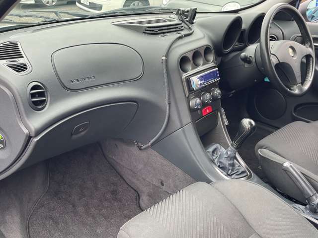 ダッシュボードの変形も多くみられるイタリア車。こちらの車両は変形等なく、程度も良いです。