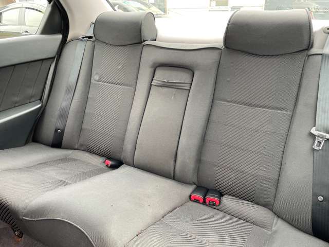 お世辞にも広いとは言い難いですが、狭くもなく、あくまで平均的なリアシートですが、不満もなく腰を下ろしやすいシート。