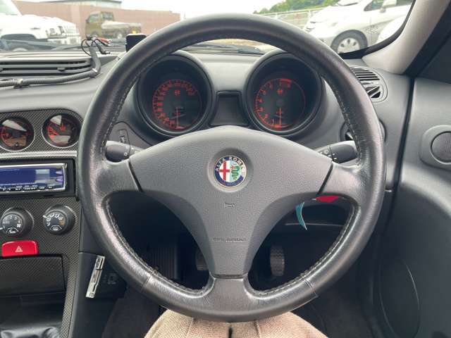 高級スポーツカーブランドの伝統を引き継ぐ名門アルファロメオのスポーティーセダン。スポーティーなのに実用性に長けており長年愛される魅力が詰まったモデルがこの156。一度乗るとその魅力を体感いただけます♪