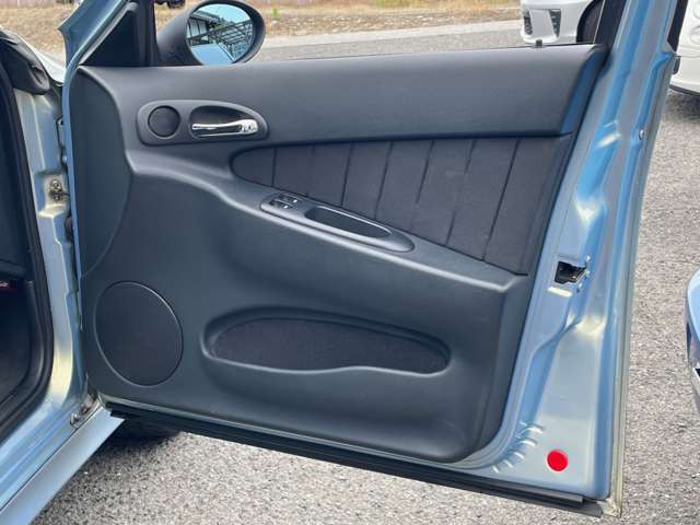 ベタツキの多いスイッチ類や変形の多いドアトリムの状態も良く、気持ち良くお使いいただけます。