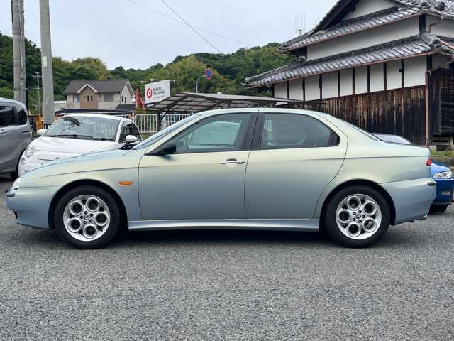 当店は近畿運輸局長の許可を得た認証整備工場です。ご納車時はもちろん、アフターメンテナンスもお任せください。ディーラー出身の整備士がキッチリと修理・メンテナンスいたします。