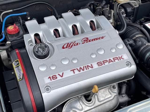 鋳鉄ブロック・アルファ設計ヘッドの4気筒16Vのツインスパークエンジンは官能的なうえに、ワインディングでの回頭性は良く軽くて扱いやすいのが特徴です♪