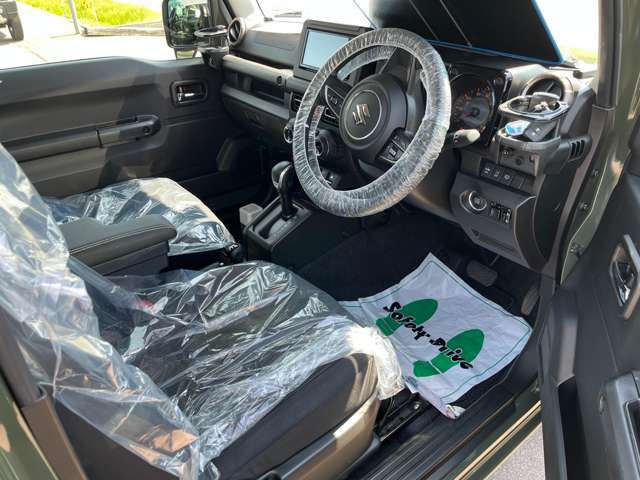 運転席はこちらです。プライベートな車内なのでリラックスできる空間を。