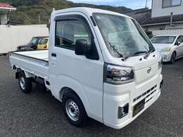 使い勝手の良い、広い荷台で業種を問わず大活躍。　とことん積めて、仕事がはかどります。　豊富なフック。　積載力を高める装備も充実。　大型ゲートハンドルは手袋をしていても握りやすく、頑丈。