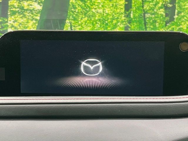 【8.8インチマツダコネクト】車内の雰囲気にマッチした大型のディスプレイ。スマホ接続でのナビ使用やBluetooth再生等、様々な機能が楽しめます。直感的なダイヤル操作が可能で、使い勝手も良好です。