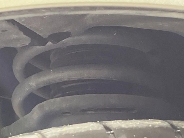 お車を安心してお乗りいただく為には、足回りの定期点検が欠かせません。サービスサポート（有償保証）では無料点検もご提供しており、安心のカーライフをお過ごしいただけるサポート体制が整っています。