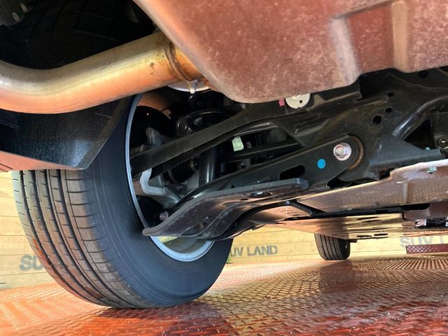 お車を安心してお乗りいただく為には、足回りの定期点検が欠かせません。サービスサポート（有償保証）では無料点検もご提供しており、安心のカーライフをお過ごしいただけるサポート体制が整っています。