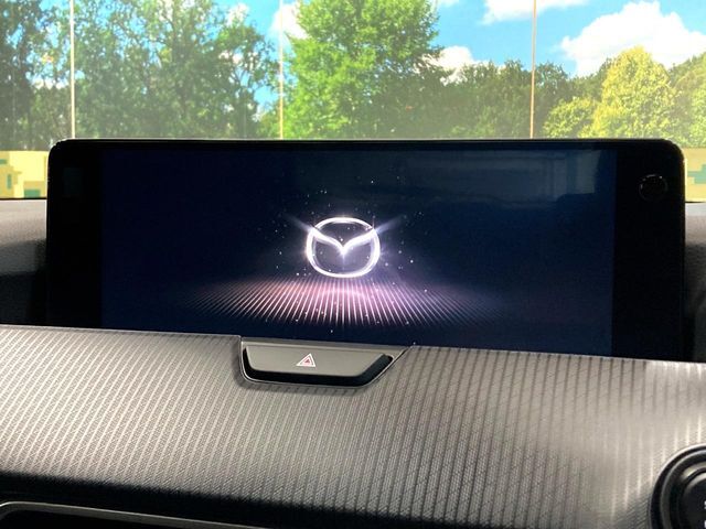 【12.3インチマツダコネクト】車内の雰囲気にマッチした大型ディスプレイ。スマホ接続でのナビ使用やBluetooth再生等、様々な機能が楽しめます。直感的なダイヤル操作が可能で、使い勝手も良好です。