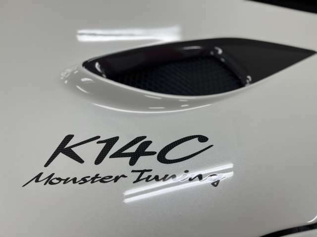 ダクト・K14Cの文字はカーボンが見えるようクリア塗装で演出　さりげないオシャレが拘りです。