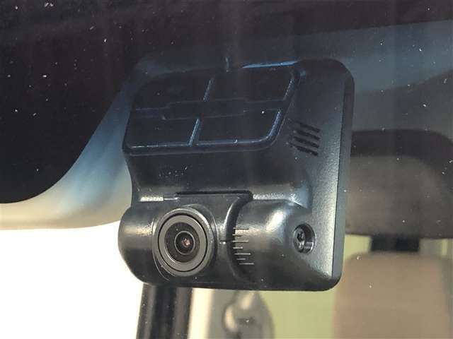 安心・安全なカーライフに必須のドライブレコーダーを装備！走行中はもちろん、あおり運転や事故に遭遇した際の状況も映像で記録し、万一のリスクに備えます。