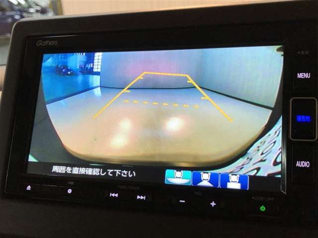 後ろのカメラの映像がモニターに映し出されるので、後方の見えない死角や、障害物との距離感などもしっかり安全確認することができます！