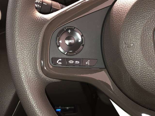 ステアリングスイッチで、安全運転！前方から目線を外さないように！