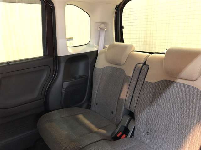 後席も広々としたスペースを確保しています。