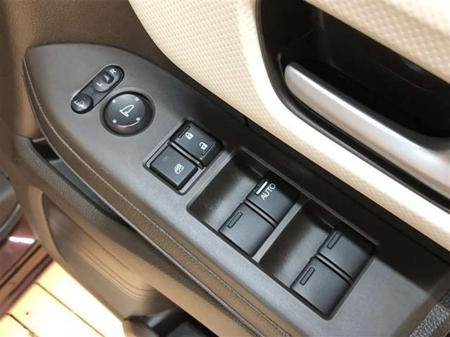 パワーウインドウスイッチでドアガラスを開閉できます。