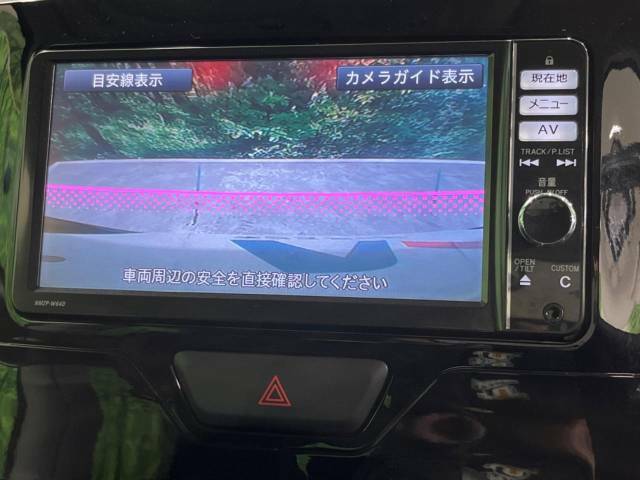 【バックカメラ】駐車時に後方がリアルタイム映像で確認できます。大型商業施設や立体駐車場での駐車時や、夜間のバック時に大活躍！運転スキルに関わらず、今や必須となった装備のひとつです！