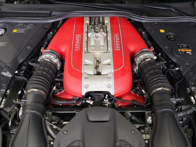 V12自然吸気エンジンのレスポンスとサウンドが走る歓びを高めます。