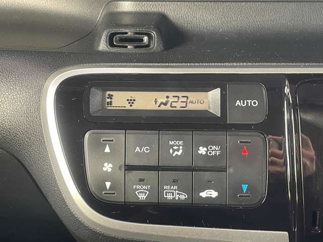 【オートエアコン】一度お好みの温度に設定すれば、車内の温度を検知し風量や温度を自動で調整。暑い…寒い…と何度もスイッチ操作をする必要はありません。快適な車内空間には必須の機能ですね