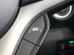 【車線逸脱抑制機能】高速道路走行時、車線からはみ出しそうな時にステアリングを制御し車線内を走行する様にアシスト。より安全な運転をサポートしてくれます！