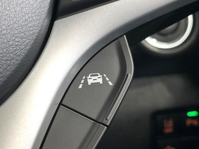 【車線逸脱抑制機能】高速道路走行時、車線からはみ出しそうな時にステアリングを制御し車線内を走行する様にアシスト。より安全な運転をサポートしてくれます！