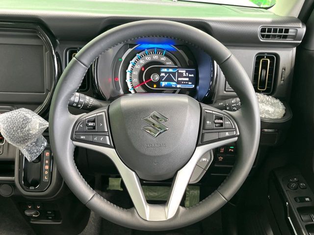 インテリアに合わせたデザインのステアリングは、運転される方のことも考え、運転しやすい形状、大きさです。是非一度、実際に触ってお確かめください。