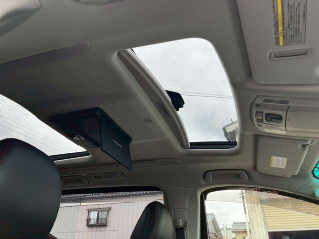 フロントにももちろんサンルーフ！