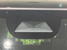 【ホンダセンシング】走行中に前方の車両等を認識し、衝突しそうな時は警報とブレーキで衝突回避と被害軽減をアシスト。より安全にドライブをお楽しみいただけます。
