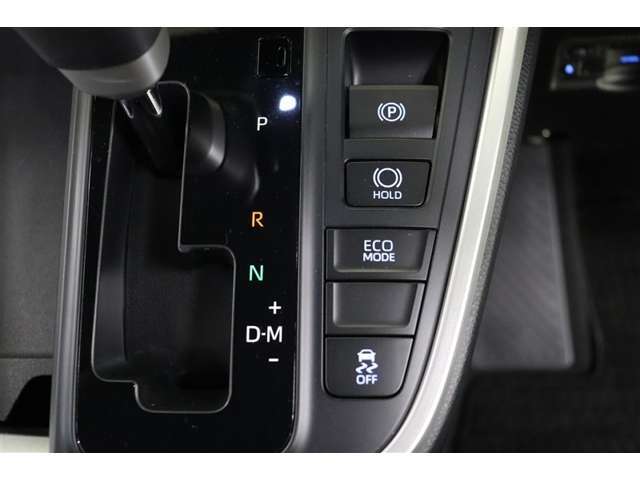 ECOモードはエアコンの利きなどを抑え、低燃費で走れるようサポートします。アクセル操作に対するレスポンスがゆるくなり、急発進や加速はしづらくなります。走行状況に応じてボタンで切替えることが出来ます。